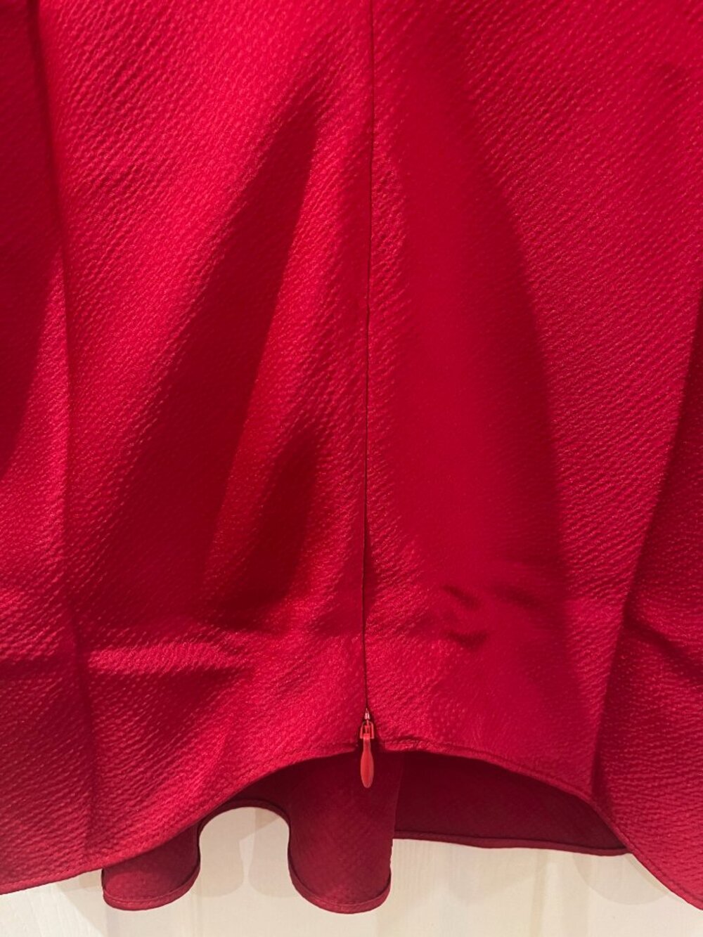 NWT Red Cap Sleeve Crew Neck Keyhole Back Cropped Textured Satin Blouse - Picture 9 of 10